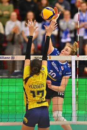 DVL PO Allianz MTV Stuttgart - SSC Palmberg Schwerin, 24.04.2024 DVL, Playoff Finale, Spiel 4, Volleyball, Damen, Saison 2023 24, Allianz MTV Stuttgart (in Blau), gegen SSC Palmberg Schwerin (in Gelb), Jolien Knollema im Angriff gegen 17 Tutku Burcu Yüzgenc Copyright: xBEAUTIFULxSPORTS TomxBlochx