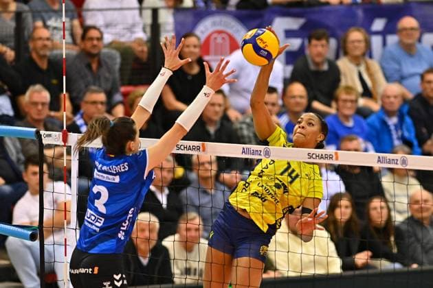 DVL PO Allianz MTV Stuttgart - SSC Palmberg Schwerin, 24.04.2024 DVL, Playoff Finale, Spiel 4, Volleyball, Damen, Saison 2023 24, Allianz MTV Stuttgart (in Blau), gegen SSC Palmberg Schwerin (in Gelb), Jazmine White 14 im Angriff gegen 3 Maria Segura Palleres, Copyright: xBEAUTIFULxSPORTS TomxBlochx
