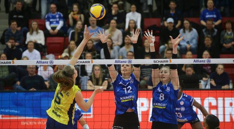 Stuttgart , Volleyball Bundesliga Frauen PlayOff Finale Spiel 4, Allianz MTV Stuttgart vs. SSC Palmberg Schwerin , von links: Nova Marring ( Schwerin ) Britt Bongaerts Monique Strubbe ( Stgt )