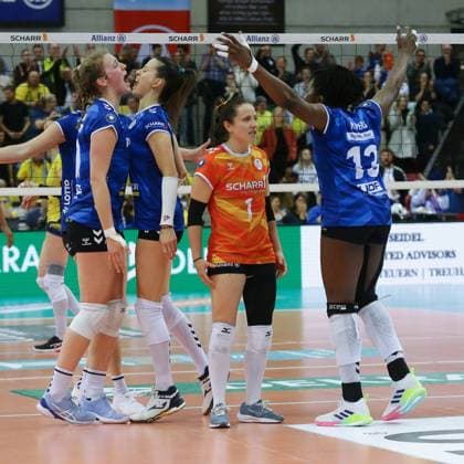 Stuttgart , Volleyball Bundesliga Frauen PlayOff Finale Spiel 4, Allianz MTV Stuttgart vs. SSC Palmberg Schwerin , Jubel Stuttgart , von links: Jolien Knollema Maria Segura Palleres Roosa Koskelo Krystal Rivers