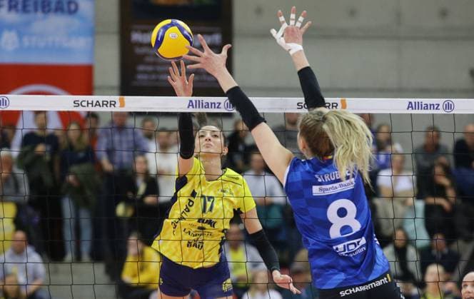 Stuttgart , Volleyball Bundesliga Frauen PlayOff Finale Spiel 4, Allianz MTV Stuttgart vs. SSC Palmberg Schwerin , links: Tutku Burcu Yüzgenc ( Schwerin )