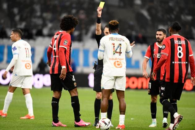 Carton jaune Faris PEMI MOUMBAGNA (OM) lors du match Olympique de Marseille vs. OGC Nice pour la J29 de la Ligue 1 Uber Eats au Stade VÃ lodrome, le 24 avril 2024. FOOTBALL : Olympique de Marseille vs. OGC Nice - Ligue 1 Uber Eats - 24 04 2024 ValentinaClaret Panoramic 
