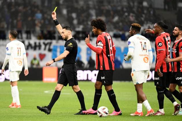 Carton jaune Faris PEMI MOUMBAGNA (OM) lors du match Olympique de Marseille vs. OGC Nice pour la J29 de la Ligue 1 Uber Eats au Stade VÃ lodrome, le 24 avril 2024. FOOTBALL : Olympique de Marseille vs. OGC Nice - Ligue 1 Uber Eats - 24 04 2024 ValentinaClaret Panoramic 
