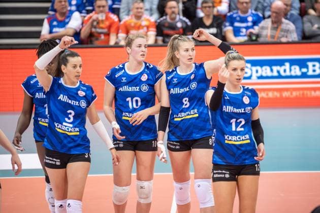 Krystal Rivers (Allianz MTV Stuttgart, 13), Maria Segura Palleres (Allianz MTV Stuttgart, 03), Jolien Knollema (Allianz MTV Stuttgart, 10), Monique Strubbe (Allianz MTV Stuttgart, 08), Britt Bongaerts (Allianz MTV Stuttgart, 12) kritische Blicke nach Entscheidung des Schiedsrichters Allianz MTV Stuttgart - SSC Palmberg Schwerin, Volleyball Bundesliga, Frauen, VBL, Saison 2023 24, Deutsche Meisterschaft Finale - Spiel 4, 24.04.2024, Stuttgart (SCHARRena), DEU GER, Allianz MTV Stuttgart - SSC Palmberg Schwerin, Volleyball, Bundesliga, easycredit VBL, Deutsche Meisterschaft Finale Spiel 4, Spielzeit 2023 2024, 24.04.2024 Stuttgart Copyright: xSandyxDinkelackerx EP_SDR