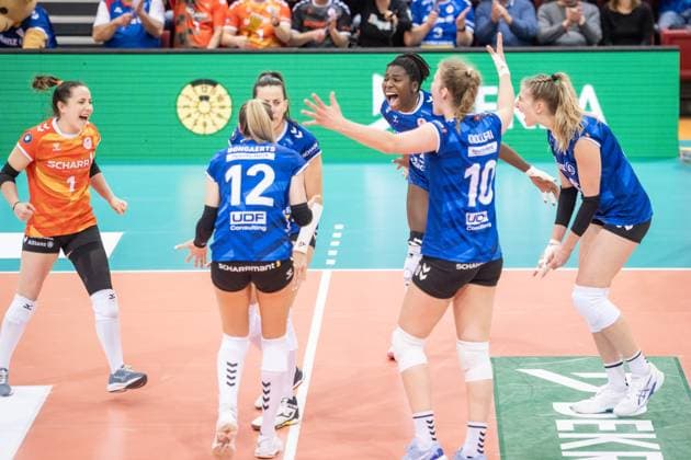 Krystal Rivers (Allianz MTV Stuttgart, 13) freut sich mit Team Jubel beim MTV Stuttgart Allianz MTV Stuttgart - SSC Palmberg Schwerin, Volleyball Bundesliga, Frauen, VBL, Saison 2023 24, Deutsche Meisterschaft Finale - Spiel 4, 24.04.2024, Stuttgart (SCHARRena), DEU GER, Allianz MTV Stuttgart - SSC Palmberg Schwerin, Volleyball, Bundesliga, easycredit VBL, Deutsche Meisterschaft Finale Spiel 4, Spielzeit 2023 2024, 24.04.2024 Stuttgart Copyright: xSandyxDinkelackerx EP_SDR