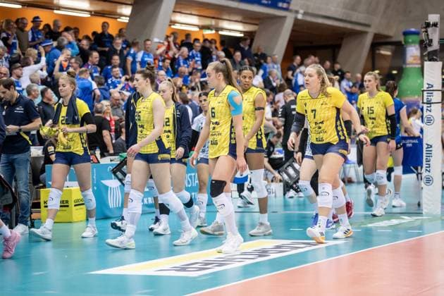 Geknickte Stimmung beim SSC nach verlorenem zweiten Satz Allianz MTV Stuttgart - SSC Palmberg Schwerin, Volleyball Bundesliga, Frauen, VBL, Saison 2023 24, Deutsche Meisterschaft Finale - Spiel 4, 24.04.2024, Stuttgart (SCHARRena), DEU GER, Allianz MTV Stuttgart - SSC Palmberg Schwerin, Volleyball, Bundesliga, easycredit VBL, Deutsche Meisterschaft Finale Spiel 4, Spielzeit 2023 2024, 24.04.2024 Stuttgart Copyright: xSandyxDinkelackerx EP_SDR