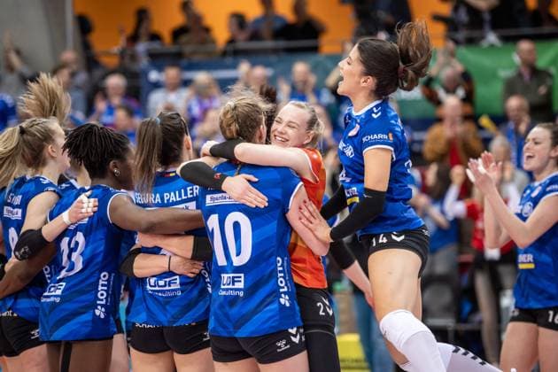 Jubel beim MTV Stuttgart nach Heimsieg gegen Schwerin Allianz MTV Stuttgart - SSC Palmberg Schwerin, Volleyball Bundesliga, Frauen, VBL, Saison 2023 24, Deutsche Meisterschaft Finale - Spiel 4, 24.04.2024, Stuttgart (SCHARRena), DEU GER, Allianz MTV Stuttgart - SSC Palmberg Schwerin, Volleyball, Bundesliga, easycredit VBL, Deutsche Meisterschaft Finale Spiel 4, Spielzeit 2023 2024, 24.04.2024 Stuttgart Copyright: xSandyxDinkelackerx EP_SDR