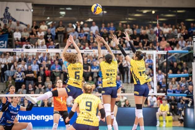 Nova Marring (SSC Palmberg Schwerin, 33), Jazmine White (SSC Palmberg Schwerin, 14), Tutku Burcu Yuezgenc (SSC Palmberg Schwerin, 17) versuchen Ball zu blocken Allianz MTV Stuttgart - SSC Palmberg Schwerin, Volleyball Bundesliga, Frauen, VBL, Saison 2023 24, Deutsche Meisterschaft Finale - Spiel 4, 24.04.2024, Stuttgart (SCHARRena), DEU GER, Allianz MTV Stuttgart - SSC Palmberg Schwerin, Volleyball, Bundesliga, easycredit VBL, Deutsche Meisterschaft Finale Spiel 4, Spielzeit 2023 2024, 24.04.2024 Stuttgart Copyright: xSandyxDinkelackerx EP_SDR