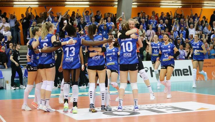 Stuttgart , Volleyball Bundesliga Frauen PlayOff Finale Spiel 4, Allianz MTV Stuttgart vs. SSC Palmberg Schwerin , Jubel Stuttgart