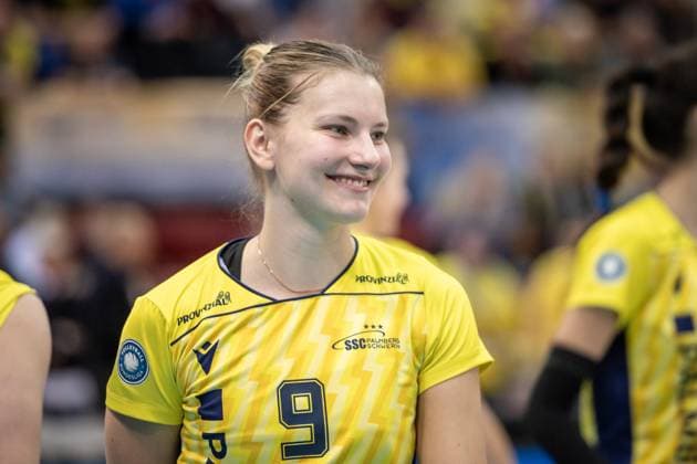 Pia Fernau (SSC Palmberg Schwerin, 09) Allianz MTV Stuttgart - SSC Palmberg Schwerin, Volleyball Bundesliga, Frauen, VBL, Saison 2023 24, Deutsche Meisterschaft Finale - Spiel 4, 24.04.2024, Stuttgart (SCHARRena), DEU GER, Allianz MTV Stuttgart - SSC Palmberg Schwerin, Volleyball, Bundesliga, easycredit VBL, Deutsche Meisterschaft Finale Spiel 4, Spielzeit 2023 2024, 24.04.2024 Stuttgart Copyright: xSandyxDinkelackerx EP_SDR