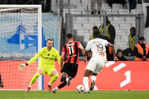 Arret Pau LOPEZ (OM) lors du match Olympique de Marseille vs. OGC Nice pour la J29 de la Ligue 1 Uber Eats au Stade VÃ lodrome, le 24 avril 2024. FOOTBALL : Olympique de Marseille vs. OGC Nice - Ligue 1 Uber Eats - 24 04 2024 ValentinaClaret Panoramic 