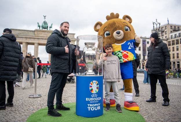 Fussball, Saison 2023 2024, Europameisterschaft, der EM-Pokal am Brandenburger Tor in Berlin, 25.04. 2024, Copyright: xSebastianxRäppold MatthiasxKochx