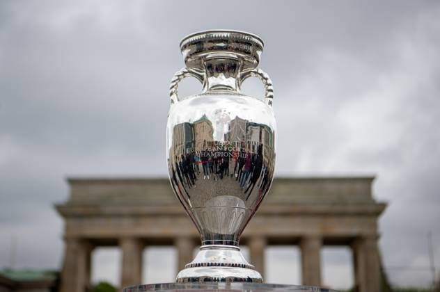 Fussball, Saison 2023 2024, Europameisterschaft, der EM-Pokal am Brandenburger Tor in Berlin, 25.04. 2024, Copyright: xSebastianxRäppold MatthiasxKochx