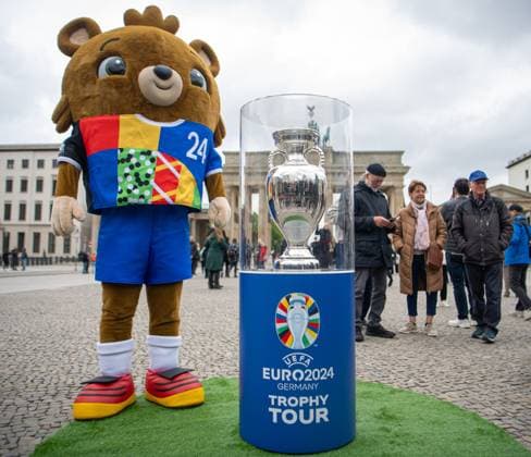 Fussball, Saison 2023 2024, Europameisterschaft, der EM-Pokal am Brandenburger Tor in Berlin, 25.04. 2024, Copyright: xSebastianxRäppold MatthiasxKochx