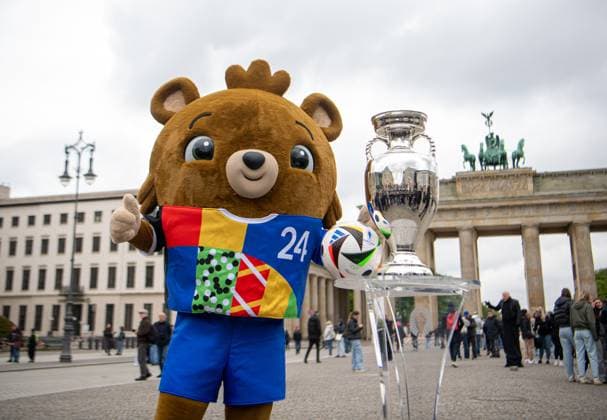 Sport Bilder des Tages Fussball, Saison 2023 2024, Europameisterschaft, der EM-Pokal am Brandenburger Tor in Berlin, 25.04. 2024, Copyright: xSebastianxRäppold MatthiasxKochx
