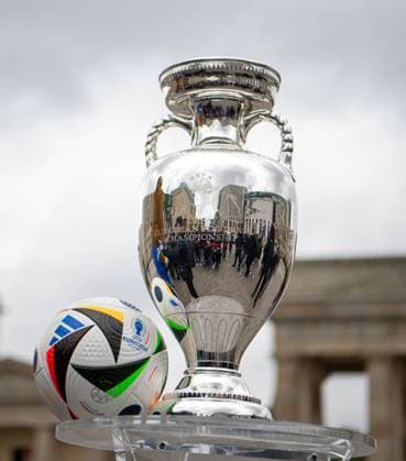 Fussball, Saison 2023 2024, Europameisterschaft, der EM-Pokal am Brandenburger Tor in Berlin, 25.04. 2024, Copyright: xSebastianxRäppold MatthiasxKochx