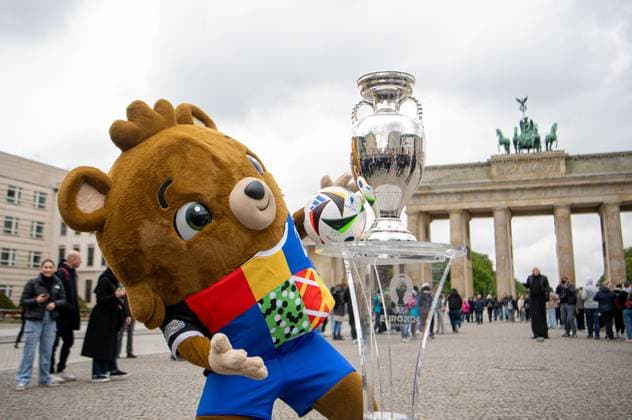 Fussball, Saison 2023 2024, Europameisterschaft, der EM-Pokal am Brandenburger Tor in Berlin, 25.04. 2024, Copyright: xSebastianxRäppold MatthiasxKochx