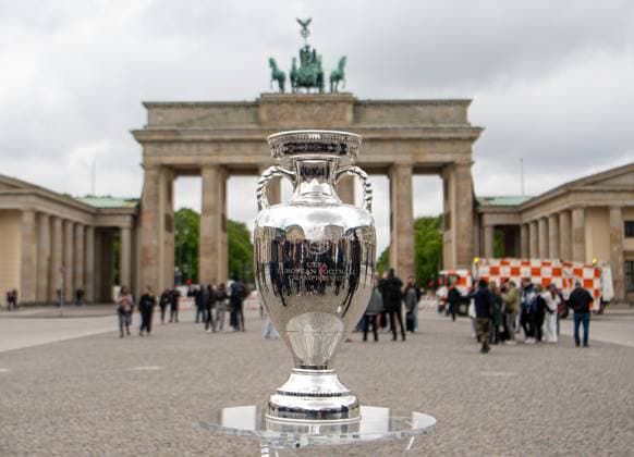Fussball, Saison 2023 2024, Europameisterschaft, der EM-Pokal am Brandenburger Tor in Berlin, 25.04. 2024, Copyright: xSebastianxRäppold MatthiasxKochx