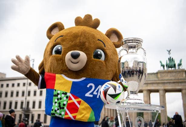 Fussball, Saison 2023 2024, Europameisterschaft, der EM-Pokal am Brandenburger Tor in Berlin, 25.04. 2024, Copyright: xSebastianxRäppold MatthiasxKochx