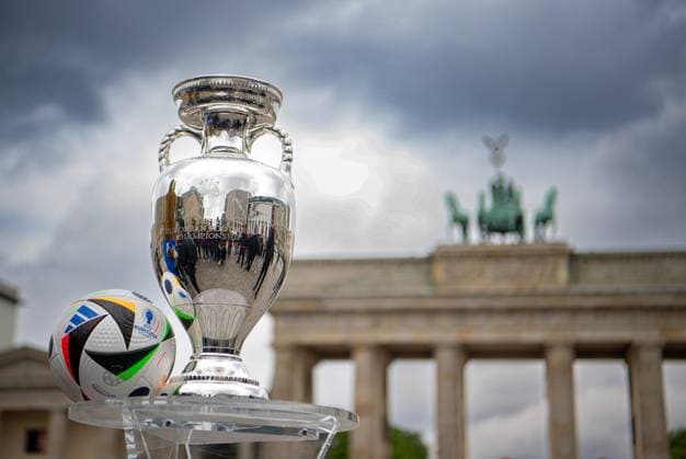 Fussball, Saison 2023 2024, Europameisterschaft, der EM-Pokal am Brandenburger Tor in Berlin, 25.04. 2024, Copyright: xSebastianxRäppold MatthiasxKochx