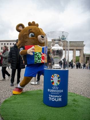 Fussball, Saison 2023 2024, Europameisterschaft, der EM-Pokal am Brandenburger Tor in Berlin, 25.04. 2024, Copyright: xSebastianxRäppold MatthiasxKochx
