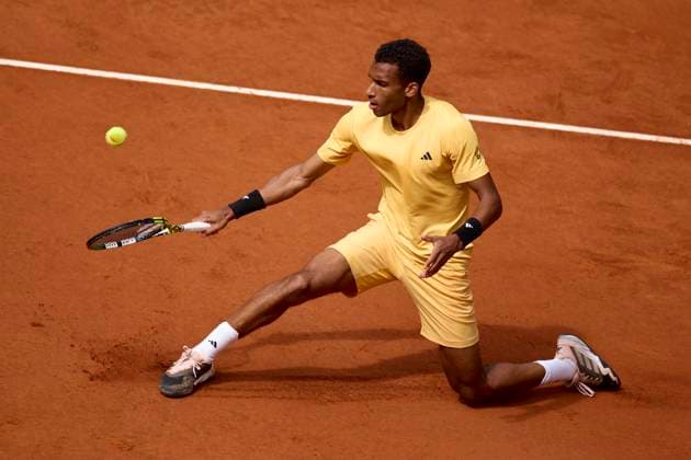 Sport Bilder des Tages Mutua Madrid Open - Day Four Felix Auger-Aliassime of Canada returns a shot against Yoshihito Nishioka of Japan during day four of the Mutua Madrid Open 2024 at Caja Magica on April 25, 2024, in Madrid, Spain. Madrid Caja Magica Madrid Spain RL_MMO24_00577 Copyright: xRicardoxLarreinax