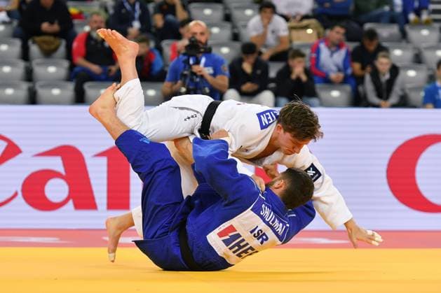 Sport Themen der Woche KW17 Sport Bilder des Tages Belgian Jorre Verstraeten (white) and Israeli Ariel Shulman (blue) pictured in action during the men s -60 kg competition at the European Championships judo in Zagreb, Croatia on Thursday 25 April 2024. The tournament is taking place from 25 tot 27 April. NIKOLAxKRISTC  x91577925x