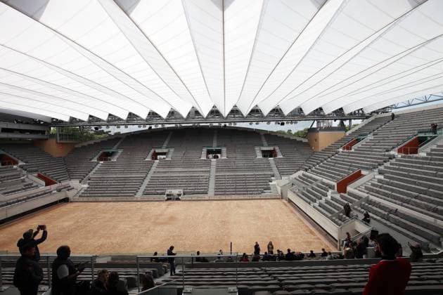 Conference de presse de Presentation du court Suzanne-Lenglen arborant son nouveau toit retractable a Roland-Garros a Paris Tennis : Le nouveau court Suzanne-Lenglen -25 04 2024 JonathanRebboah Panoramic 