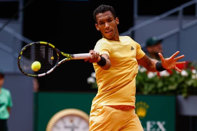 April 25, 2024, Madrid, Madrid, SPAIN: Felix Auger-Aliassime of Canada in action against Yoshihito Nishioka of Japan during the Mutua Madrid Open 2024, ATP, Tennis Herren Masters 1000 and WTA, Tennis Damen 1000, tournament celebrated at Caja Magica on April 25, 2024 in Madrid, Spain. Madrid SPAIN - ZUMAa181 20240425_zaa_a181_023 Copyright: xIrinaxR.xHipolitox