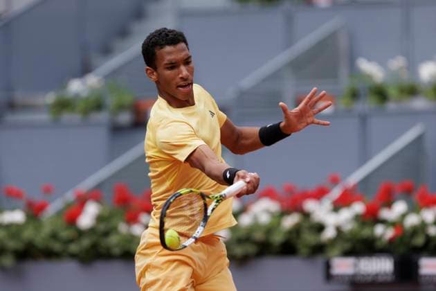 Mutua Madrid Open - Day Three Felix Auger is returning a shot against Yoshihito Nishioka during their match on Day 4 of the Mutua Madrid Open at Caja Magica Stadium in Madrid, Spain, on April 25. Madrid Spain  Copyright: xGuillermoxMartinezx originalFilename:martinez-mutuamad240425_nphbf.jpg