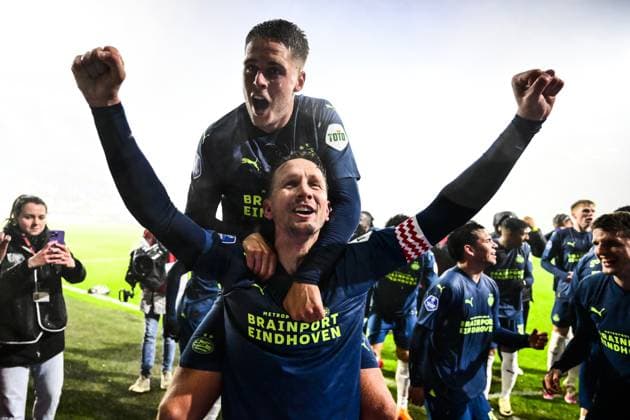 Sport Bilder des Tages HEERENVEEN - Luuk de Jong of PSV Eindhoven and Joey Veerman of PSV Eindhoven celebrate the 0-8 victory after the Dutch Eredivisie match between sc Heerenveen and PSV Eindhoven at the Abe Lenstra Stadium on April 25, 2024 in Heerenveen, the Netherlands. ANP OLAF KRAAK Dutch Eredivisie 2023 2024 xVIxANPxSportx xxANPxIVx 496898512 originalFilename: 496898512.jpg