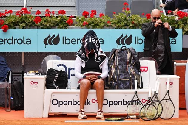 Sport Themen der Woche KW17 Sport Bilder des Tages Naomi Osaka (JPN), APRIL 25, 2024 - Tennis : Naomi Osaka was driven into a corner at the end of the match and covered her head with a towel during singles round of 64 match against Liudmila Samsonova on the WTA, Tennis Damen 1000 tournaments Mutua Madrid Open tennis tournament at the Caja Magica in Madrid, Spain. Noxthirdxpartyxsales  (251269607)