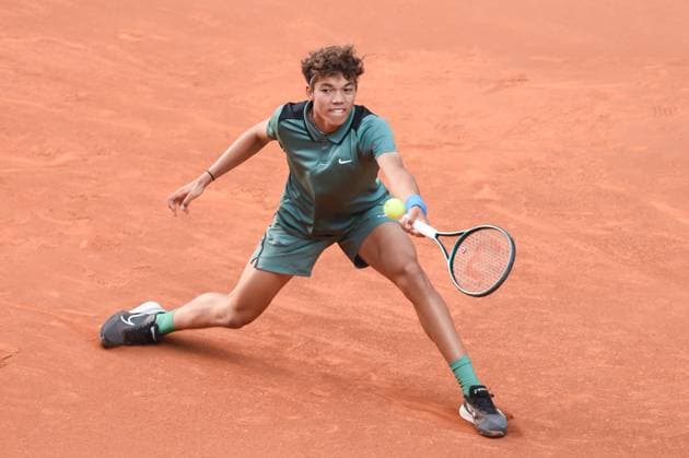 (240426) -- MADRID, April 26, 2024 -- Darwin Blanch returns the ball during the Men s Singles Round of 128 match between Rafael Nadal and Darwin Blanch at the Madrid Open tennis tournament in Madrid, Spain, April 25, 2024. (Photo by Xinhua) (SP)SPAIN-MADRID-TENNIS-2024 MADRID OPEN-MEN S SINGLES GustavoxValiente 