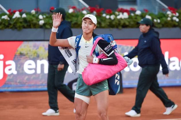 (240426) -- MADRID, April 26, 2024 -- Wang Xiyu of China greets the spectators after the women s singles second round match against Iga Swiatek of Poland at 2024 Madrid Open tennis tournament in Madrid, Spain, April 25, 2024. (Photo by Xinhua) (SP)SPAIN-MADRID-TENNIS-2024 MADRID OPEN-WOMEN S SINGLES GustavoxValiente 