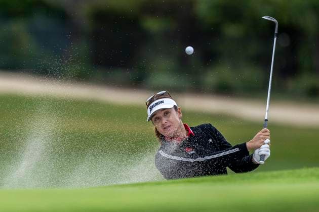 Sport Bilder des Tages April 25, 2024, Los Angeles, California, USA: HANNAH GREEN hits out of a bunker next to the 13th hole during the 1st round of the 2024 JM Eagle LA Championship at the Wilshire Country Club in Los Angeles. LPGA, Golf Damen 2024: JM Eagle LA Championship  - ZUMAh234 20240425_zsp_h234_005 Copyright: xMarkxEdwardxHarrisx