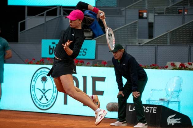 Sport Themen der Woche KW17 Sport Bilder des Tages Iga?wi?tek Vs WangXiyu in Madrid, Spain - 25 Apr 2024 Iga Swiatek of Poland plays against Xiyu Wang of China (not pictured) on Day Three during their 2nd Round match of the Mutua Madrid Open at La Caja Magica. Madrid Spain Copyright: xDavidxCanalesx xSOPAxImagesx DCIgaSwiaÌ¨tekWangXiyu240425-14
