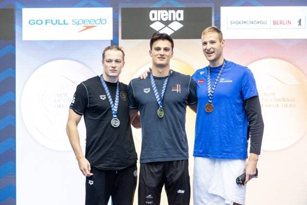 100m Schmetterling Maenner A-Finale v. l. n. r. Eric Friese (Potsdamer SV), Luca Nik Armbruster (SG Neukoelln e.V. Berlin), Peter Varjasi (TB 1888 Erlangen) GER, 135. Deutsche Meisterschaften Schwimmen, Schwimmen, 25.04.2024 GER, 135. Deutsche Meisterschaften Schwimmen, Schwimmen, 25.04.2024 Berlin *** 100m Butterfly Men A Final f l n r Eric Friese Potsdamer SV , Luca Nik Armbruster SG Neukoelln e V Berlin , Peter Varjasi TB 1888 Erlangen GER, 135 German Championships Swimming, Swimming, 25 04 2024 GER, 135 German Championships Swimming, Swimming, 25 04 2024 Berlin Copyright: xEibner-Pressefoto JadrankoxMarjax EP_JMC
