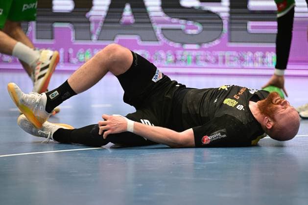 22-04-2024 pmk NH113975 Handball Herren 2.Bundesliga Saison 2023 2024 Merkur-Arena Luebbecke TSV GWD Minden - VfL Eintracht Hagen Verletzung BECKER Alexander BECKER (04) Hagen