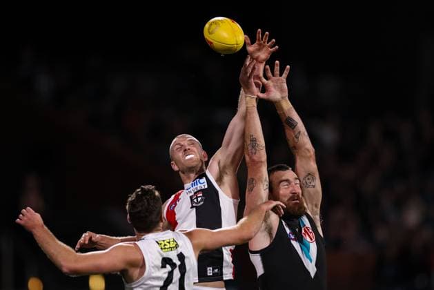 Sport Themen der Woche KW17 Sport Bilder des Tages AFL POWER SAINTS, Charlie Dixon of the Power clashes with Callum Wilkie and Zaine Cordy of the Saints during the AFL Round 7 match between the Port Adelaide Power and the St Kilda Saints at Adelaide Oval in Adelaide, Friday, April 26, 2024. ( NO ARCHIVING, EDITORIAL USE ONLY, NO USE IN BOOKS WITHOUT CONSENT ADELAIDE SOUTH AUSTRALIA AUSTRALIA  Copyright: xMATTxTURNERx 20240427149232513175