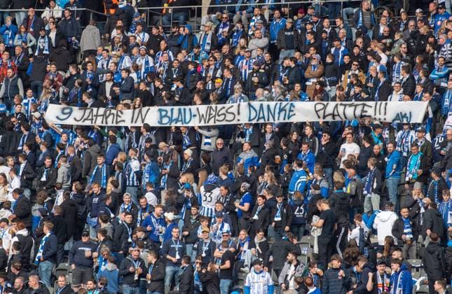 Fussball, Herren, Saison 2023 2024, 2. Bundesliga (31. Spieltag), Hertha BSC - Hannover 96, Fans von Hertha mit Transparent zur Verabschiedung von Marvin Plattenhardt, 9 Jahre in blau-weiss! Danke Platte!, 26.04. 2024,