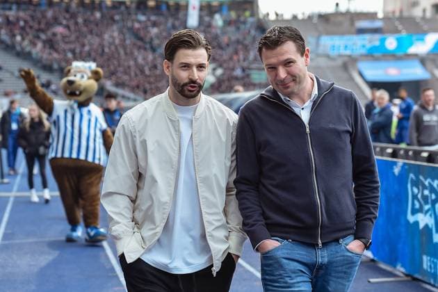 Fussball 2. Bundesliga, Hertha BSC - Hannover 96 26.04.2024,xdanx,Fussball 2. Bundesliga, Hertha BSC - Hannover 96, v.l. Marvin Plattenhardt,Benjamin Weber (Hertha BSC Sportdirektor) im Stadion (DFL DFB REGULATIONS PROHIBIT ANY USE OF PHOTOGRAPHS as IMAGE SEQUENCES and or QUASI-VIDEO) Foto: Daniel Lakomski Berlin Olympiastadion Berlin Berlin Deutschland (DE)