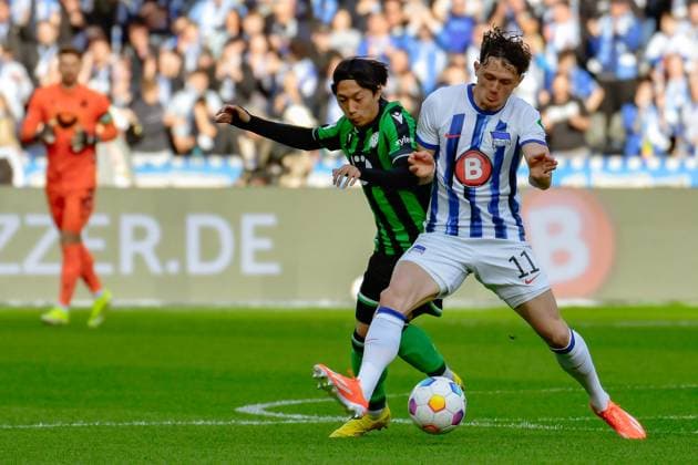 Fussball 2. Bundesliga, Hertha BSC - Hannover 96 26.04.2024,xdanx,Fussball 2. Bundesliga, Hertha BSC - Hannover 96, v.l. Sei Muroya (Hannover 96 21),Fabian Reese (Hertha BSC 11),Zweikampf, Duell, Kampf, tackle (DFL DFB REGULATIONS PROHIBIT ANY USE OF PHOTOGRAPHS as IMAGE SEQUENCES and or QUASI-VIDEO) Foto: Daniel Lakomski Berlin Olympiastadion Berlin Berlin Deutschland (DE)