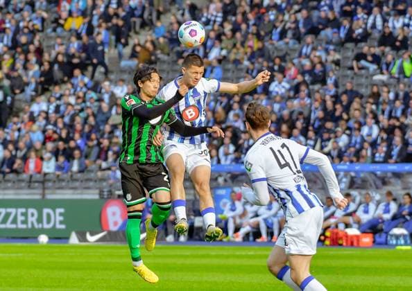 Fussball 2. Bundesliga, Hertha BSC - Hannover 96 26.04.2024,xdanx,Fussball 2. Bundesliga, Hertha BSC - Hannover 96, v.l. Sei Muroya (Hannover 96 21),Ibrahim Maza (Hertha BSC 30),Zweikampf, Duell, Kampf, tackle (DFL DFB REGULATIONS PROHIBIT ANY USE OF PHOTOGRAPHS as IMAGE SEQUENCES and or QUASI-VIDEO) Foto: Daniel Lakomski Berlin Olympiastadion Berlin Berlin Deutschland (DE)