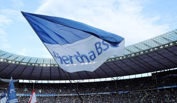 Herthafahne weht im Olympiastadion Sportstätte Übersicht Fußball Fussball DFL 2.Bundesliga Herren 31.Spieltag Saison 2023 2024 26.04.2024 Hertha BSC Berlin vs. Hannover 96 DFL regulations prohibit any use of photographs as image sequences and or quasi-video