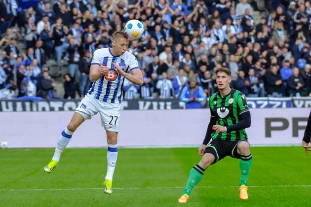 Fussball 2. Bundesliga, Hertha BSC - Hannover 96 26.04.2024,xdanx,Fussball 2. Bundesliga, Hertha BSC - Hannover 96, v.l. Palko Dardai (Hertha BSC 27),Phil Neumann (Hannover 96 5),Zweikampf, Duell, Kampf, tackle (DFL DFB REGULATIONS PROHIBIT ANY USE OF PHOTOGRAPHS as IMAGE SEQUENCES and or QUASI-VIDEO) Foto: Daniel Lakomski Berlin Olympiastadion Berlin Berlin Deutschland (DE)