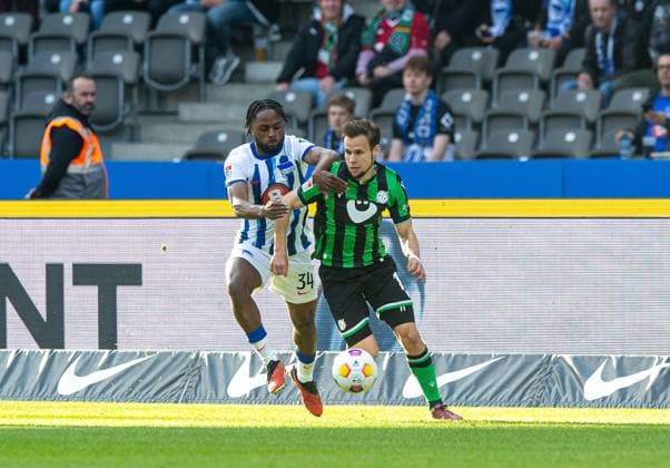 Fussball, Herren, Saison 2023 2024, 2. Bundesliga (31. Spieltag), Hertha BSC - Hannover 96, v.l. Deyovaisio Zeefuik (Hertha BSC), Louis Schaub (Hannover 96), 26.04. 2024,