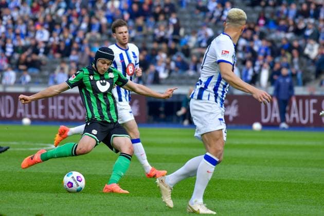 Fussball 2. Bundesliga, Hertha BSC - Hannover 96 26.04.2024,xdanx,Fussball 2. Bundesliga, Hertha BSC - Hannover 96, v.l. Nicolo Tresoldi (Hannover 96 9),zum Torschuss (DFL DFB REGULATIONS PROHIBIT ANY USE OF PHOTOGRAPHS as IMAGE SEQUENCES and or QUASI-VIDEO) Foto: Daniel Lakomski Berlin Olympiastadion Berlin Berlin Deutschland (DE)