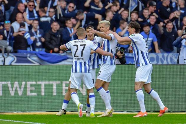 Fussball 2. Bundesliga, Hertha BSC - Hannover 96 26.04.2024,xdanx,Fussball 2. Bundesliga, Hertha BSC - Hannover 96, v.l. Palko Dardai (Hertha BSC 27),Marc Oliver Kempf (Hertha BSC 20)Jubel nach dem 1:0 ,Fabian Reese (Hertha BSC 11), (DFL DFB REGULATIONS PROHIBIT ANY USE OF PHOTOGRAPHS as IMAGE SEQUENCES and or QUASI-VIDEO) Foto: Daniel Lakomski Berlin Olympiastadion Berlin Berlin Deutschland (DE)