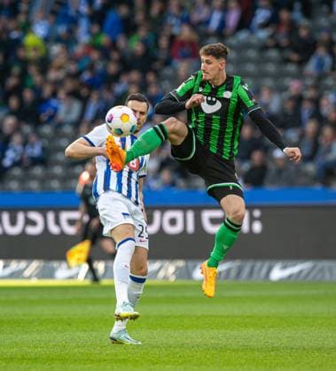 Fussball, Herren, Saison 2023 2024, 2. Bundesliga (31. Spieltag), Hertha BSC - Hannover 96, v.l. Haris Tabakovic (Hertha BSC), Phil Neumann (Hannover 96), 26.04. 2024,