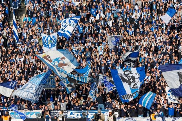 Sport Bilder des Tages Berlin, 26.04.2024, Fussball, 2.Bundesliga, 31. Spieltag, Hertha BSC - Hannover 96, Olympiastadion. Fans von Hertha BSC feuern ihr Team mit Fahnen an. DFL regulations and DFB regulations prohibit any use of photographs as image sequences and or quasi-video, Foto: Andreas Gora Hertha BSC - Hannover 96